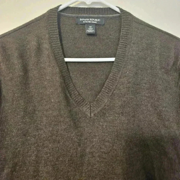 Banana Republic Extra Fine Merino Wool V- Neck Size Medium - Picture 2 of 6